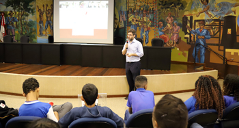 Os alunos assistiram a palestra do analista de controle externo (Foto: Thiago Rios)